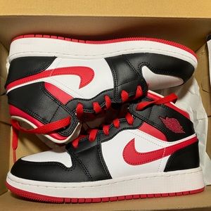 Air Jordan 1 Mid (GS) Brand New
